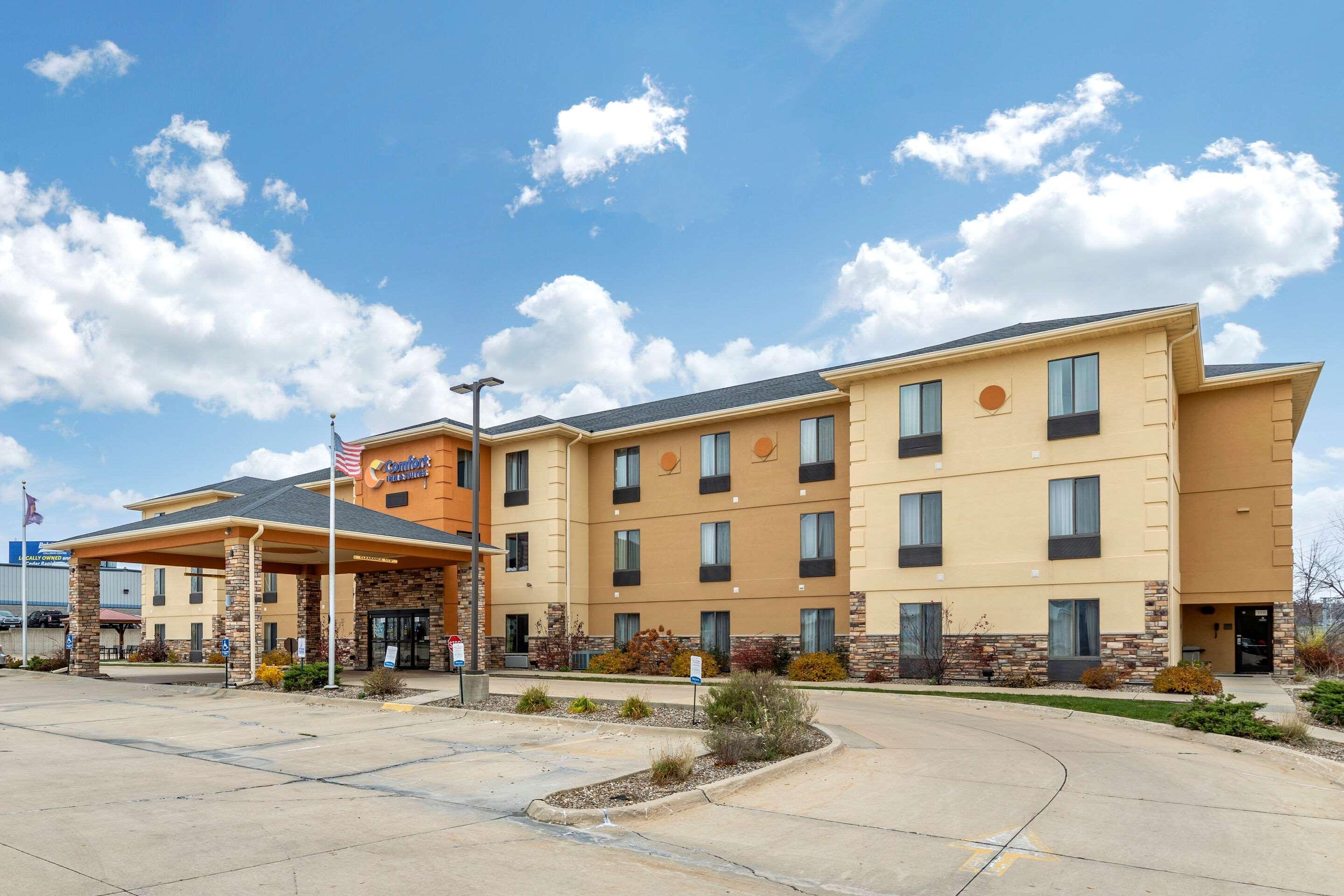 Comfort Inn & Suites Cedar Rapids North - Collins Road Exterior photo